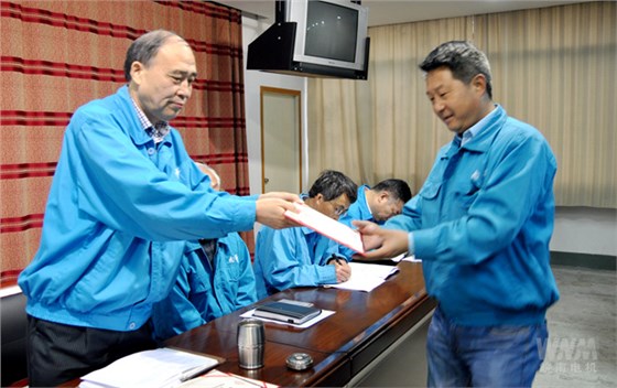 副董事長(zhǎng)管兵為獲獎(jiǎng)部門(mén)頒獎(jiǎng) 副董事長(zhǎng)管兵為獲獎(jiǎng)部門(mén)頒獎(jiǎng)