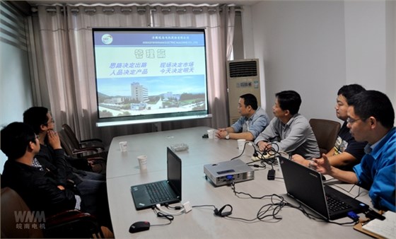 審核人員在聽取公司的情況介紹 審核人員在聽取公司的情況介紹