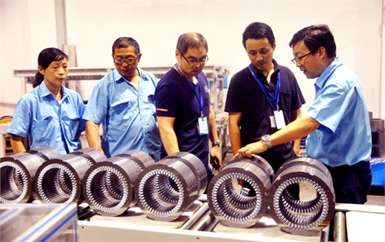 國家安標(biāo)中心評審人員在皖南電機(jī)生產(chǎn)現(xiàn)場取證 國家安標(biāo)中心評審人員在皖南電機(jī)生產(chǎn)現(xiàn)場取證