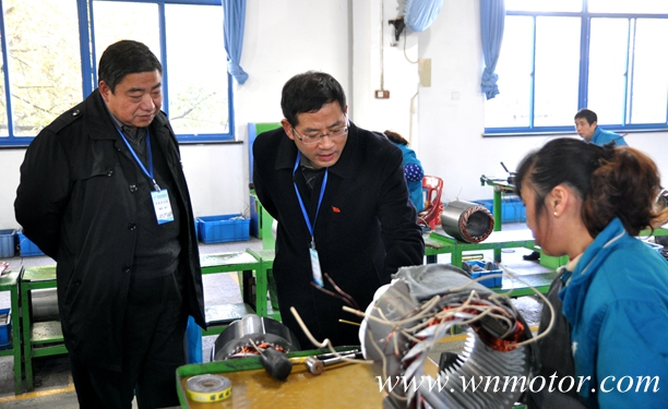 皖南電機:專家組成員在生產現(xiàn)場查看 皖南電機:專家組成員在生產現(xiàn)場查看