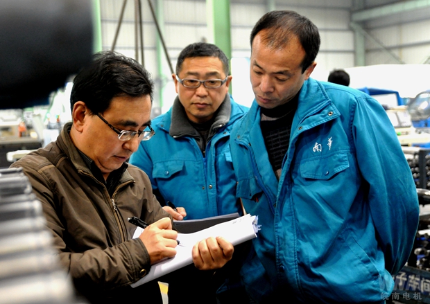 審核專家在皖南電機(jī)生產(chǎn)現(xiàn)場(chǎng)審核 審核專家在皖南電機(jī)生產(chǎn)現(xiàn)場(chǎng)審核