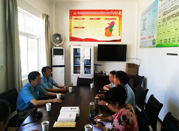 皖南電機(jī)董事長陳根喜、總經(jīng)理陳學(xué)鋒到觀陽村扶貧