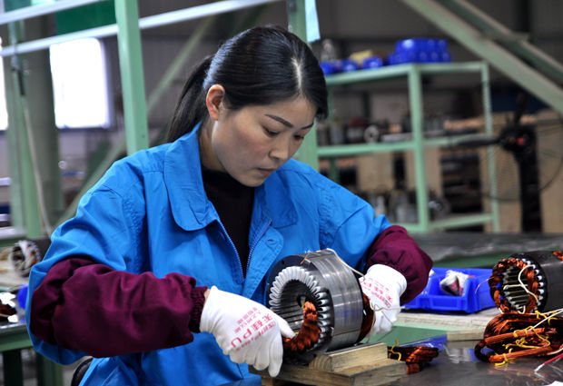 皖南電機(jī)員工一絲不茍 皖南電機(jī)員工一絲不茍