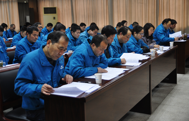 股東代表在認(rèn)真聽取工作報(bào)告 股東代表在認(rèn)真聽取工作報(bào)告