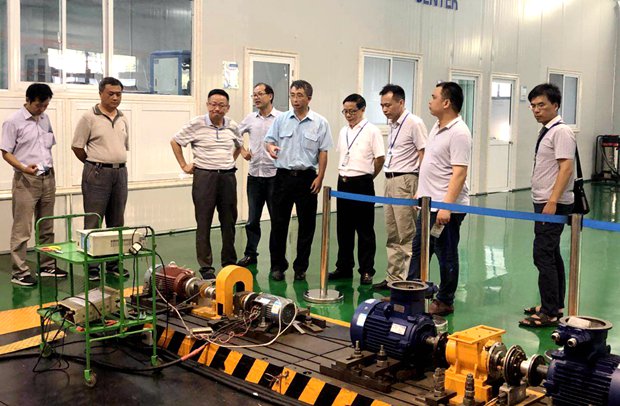 王學(xué)雷在皖南電機(jī)實(shí)驗(yàn)室參觀(guān)調(diào)研